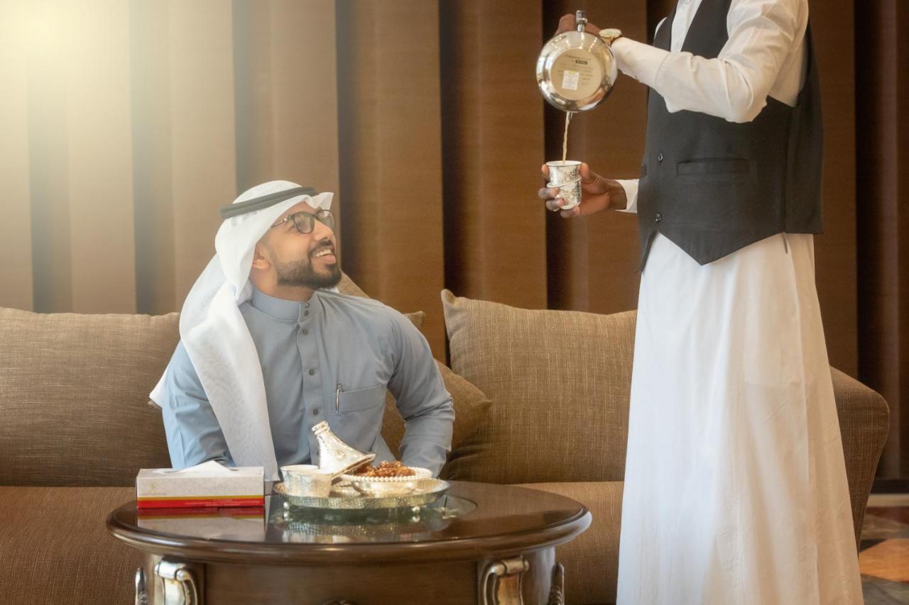 Al Safwah Orchid Hotel La Mecque Extérieur photo A man in traditional Arab dress being served coffee