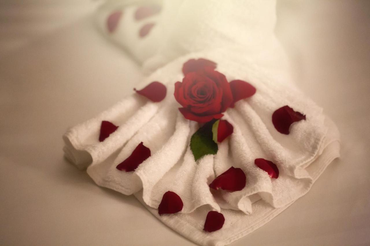 Al Safwah Orchid Hotel La Mecque Extérieur photo A rose on a bed