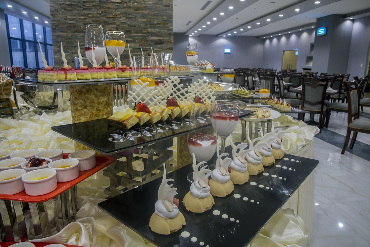 Al Safwah Orchid Hotel La Mecque Extérieur photo A dessert table at a wedding reception