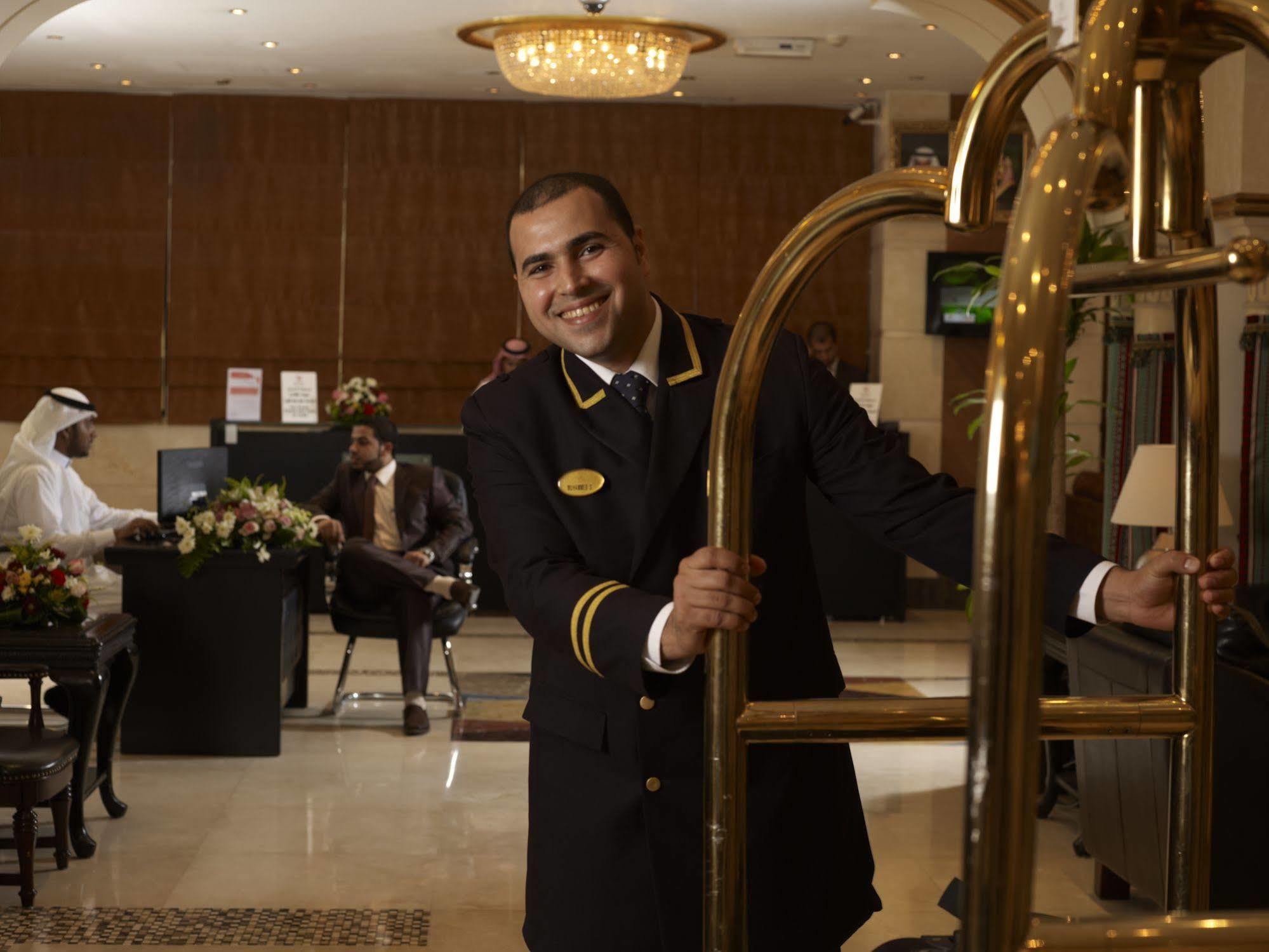 Al Safwah Orchid Hotel La Mecque Extérieur photo A bellboy at the Grand Hyatt Hotel in Riyadh, Saudi Arabia