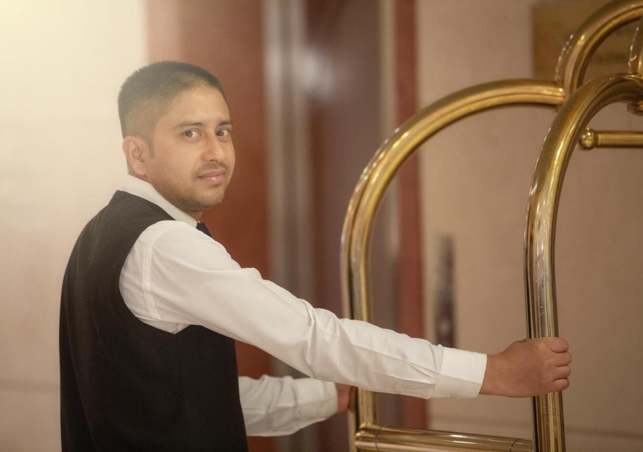 Al Safwah Orchid Hotel La Mecque Extérieur photo A bellboy